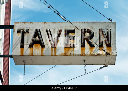 ehrwürdigen alten rostigen Leuchtreklame gegen blauen Himmel außerhalb der historischen Taverne in Langley Whidbey Island Washington Pacific Northwest Stockfoto