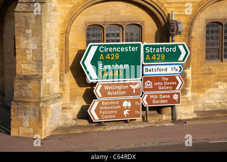 Straßenschilder. Straßenschilder, bei Moreton in Marsh in den Cotswolds, Gloucestershire UK mit Wegbeschreibung nach Cirencester, Evesham, Stratford im Juli Stockfoto