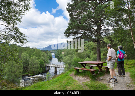 Wanderer genießen Sie den Blick über den Fluss Affric suchen Towardds Loch Affric, Glen Affric, Highland, Schottland, Vereinigtes Königreich Stockfoto