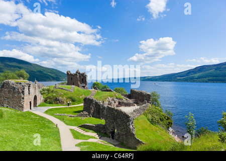 Ruinen von Urquhart Castle am westlichen Ufer von Loch Ness (Standort der vielen Nessie Sichtungen), Drumnadrochit, Highland, Schottland Stockfoto