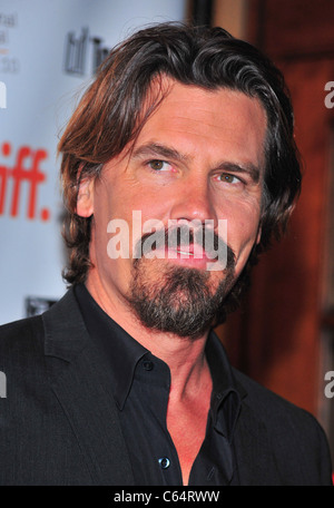 Josh Brolin im Ankunftsbereich für SIE werden treffen A TALL DARK STRANGER Premiere beim Toronto International Film Festival (TIFF), Elgin Theatre, Toronto, ON 12. September 2010. Foto von: Gregorio T. Binuya/Everett Collection Stockfoto