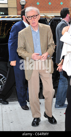 Woody Allen bei der Ankunft für SIE treffen eine TALL dunkle fremde Premiere beim Toronto International Film Festival (TIFF), Elgin Theatre, Toronto, ON 12. September 2010. Foto von: Gregorio T. Binuya/Everett Collection Stockfoto