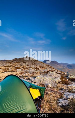 Wild zelten. Zelt am Gipfel des Pike OBlisco, Lake District National Park, UK Stockfoto