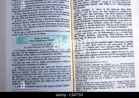 edle Heiligen Koran übersetzte englische Version zeigt die Eidgenossen Surat al-ahzab Stockfoto