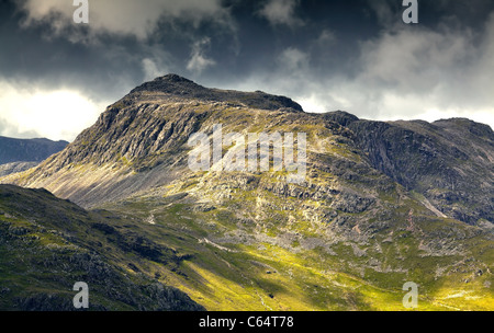 Super detaillierte Aufnahme der Nordwestgrat unter dramatischen Himmel, Seenplatte Langdale, UK Stockfoto