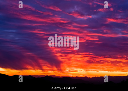 Einen wunderbaren Sonnenuntergang über die Sonora-Wüste, Tonto National Forest Beeline Highway in der Nähe von vier Gipfel Straße. Stockfoto