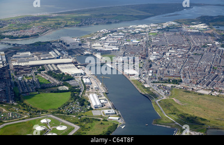 Barrow-Docks und Produktionsstätte Schiff, Barrow in Furness, North West England, mit Walney Insel hinter Stockfoto