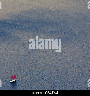 Blick hinunter auf einsamen Sail Boat, Ullswater, Seenplatte, Cumbria. Stockfoto