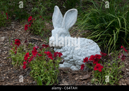 Kanapaha Spring Festival Gainesville Florida Hof/Garten Kunst eines Kaninchens sitzt unter den Blumen Stockfoto