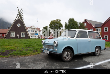 Ein Trabant geparkt im Zentrum von Svolvaer, Lofoten Inseln, Norwegen. Stockfoto