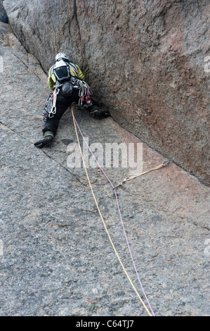 Eine weibliche Kletterer Klettern im traditionellen Stil in Lofoten Inseln, Norwegen Stockfoto