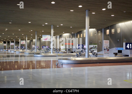 Leere Gepäckausgabe Halle am Flughafen Charles De Gaulle, Paris, Frankreich Stockfoto