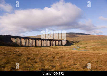 Ribblehead Viaduct und Whernside im Yorkshire Dales National Park, Großbritannien Stockfoto