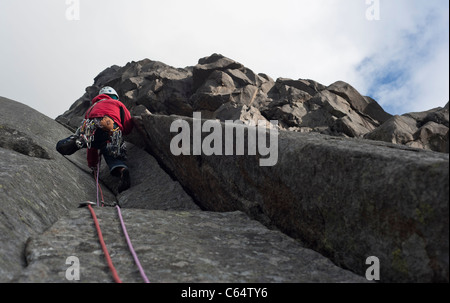 Eine männliche Kletterer Klettern im traditionellen Stil in Lofoten Inseln, Norwegen Stockfoto