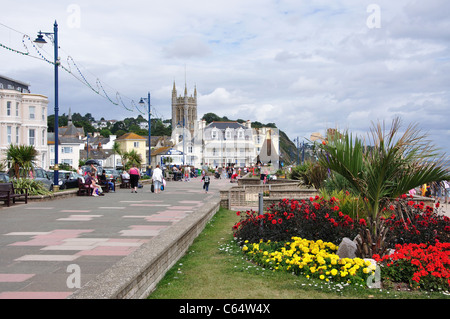 Strandpromenade zeigt St.Michael Kirche, Teignmouth, Teignbridge Bezirk, Devon, England, Vereinigtes Königreich Stockfoto