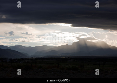 Sonnenlicht-streaming über Gewitterwolken über der Sawatch Range, Rocky Mountains, Colorado, USA Stockfoto
