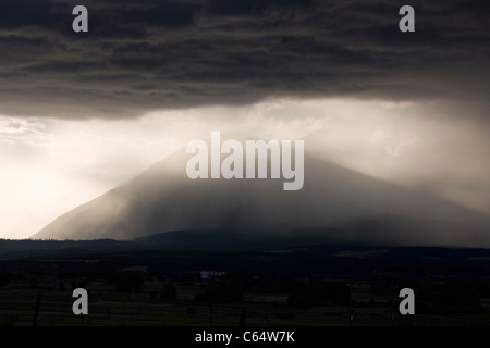 Sonnenlicht-streaming über Gewitterwolken über der Sawatch Range, Rocky Mountains, Colorado, USA Stockfoto