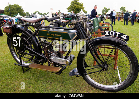 Gäste und die Ausstellungen im Salon Prive in London Stockfoto