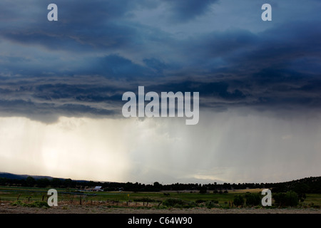 Sonnenlicht-streaming über Gewitterwolken über der Sawatch Range, Rocky Mountains, Colorado, USA Stockfoto