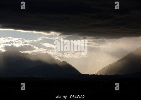 Sonnenlicht-streaming über Gewitterwolken über der Sawatch Range, Rocky Mountains, Colorado, USA Stockfoto