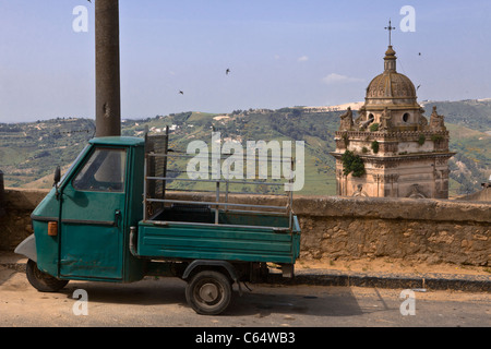 Vintage grün drei Räder Vespa moped an der Vorderseite eine Kathedrale (Duomo) in Sizilien, Mittelmeer, Italien abgestellt, Europa. Stockfoto