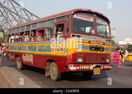 Passagiere, die zum lokalen Bus in der Nähe von Howrah Brücke Kolkata Indien Stockfoto