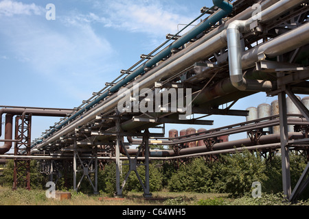 Industrielle Gas- und Öl-Pipelines auf Metall in eine russische metallurgische Fabrik. Stockfoto