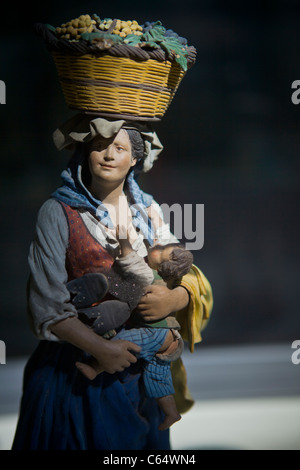 Schöne traditionelle Santon - Frau mit Baby (Krippenfiguren) Caltagirone, Sizilien, Italien, Europäische Union, EU. Stockfoto