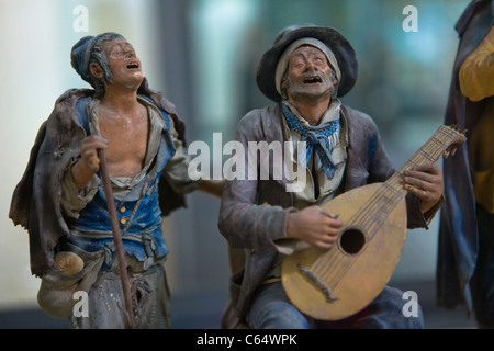 Schöne traditionelle Santons - arme Musiker mit Hut (Krippenfiguren) Caltagirone, Sizilien, Italien, Europäische Union, EU. Stockfoto