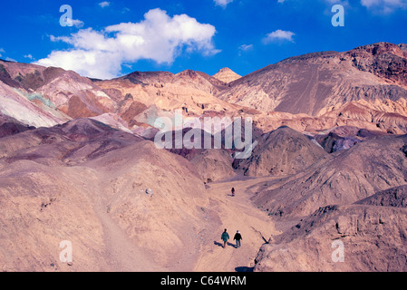 Künstler Palette, Death Valley Nationalpark, Kalifornien USA - Oxidation verschiedener Metalle erstellen Rock Farben, schwarze Berge Stockfoto