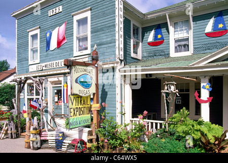 Bertrand, New Brunswick, Kanada - Museum / laden dekoriert mit Acadian Flagge Farben für Acadia Festival Stockfoto