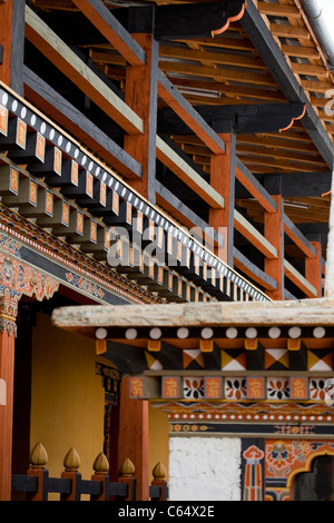 Detail der Holzrahmen des Dochey (Innenhof) des Semtokha Dzong, Thimpu, Bhutan. Stockfoto