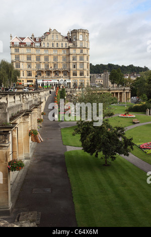 Die Parade Gardens in Bath, mit Blick auf das Empire Hotel, Bath City Centre, Somerset, England, Großbritannien Stockfoto