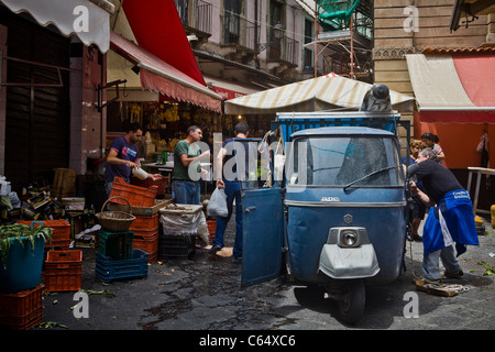 Traditioneller Markt und Vespa Roller (Altstadt, mittelalterlicher und barocker Architektur), Catania, Sizilien, Italien, Europa, EU. Stockfoto