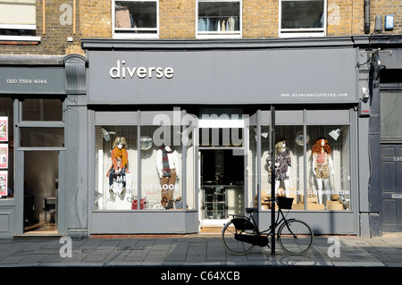 Diverse Kleidung shop Upper Street Islington London England UK Stockfoto