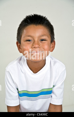 6-7 Jahre alten Hispanic junge dumme Gesicht verschmitzt. Herr © Myrleen Pearson Stockfoto