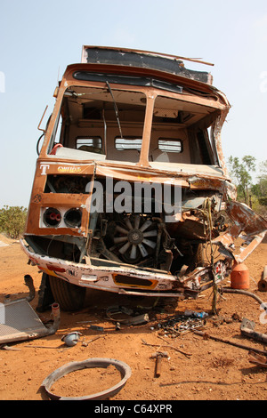 Stark beschädigte Ashok Leyland Lkw abgeladen am Straßenrand nach Kopf über Nacht Zeit Kollision in Karnataka, Indien Stockfoto