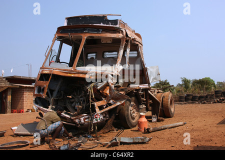 Stark beschädigte Ashok Leyland Lkw abgeladen am Straßenrand nach Kopf über Nacht Zeit Kollision in Karnataka, Indien Stockfoto