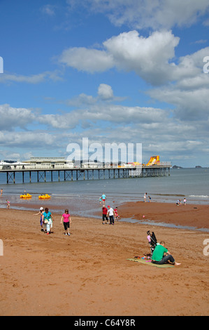 Blick auf Strand und Pier, Paignton, Tor Bay, Devon, England, Vereinigtes Königreich Stockfoto