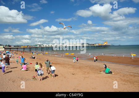 Blick auf Strand und Pier, Paignton, Tor Bay, Devon, England, Vereinigtes Königreich Stockfoto