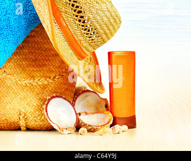 Sommer-Ferien-Hintergrund, Strand-Objekte auf dem Sand, Spaß Reisekonzept Stockfoto