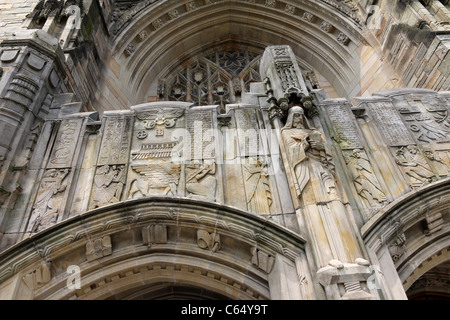 Yale Universitätsbibliothek Sterling, Schnitzereien aus Stein über dem Eingang mit alten Sprachen und Symbole Stockfoto