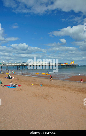 Blick auf Strand und Pier, Paignton, Tor Bay, Devon, England, Vereinigtes Königreich Stockfoto