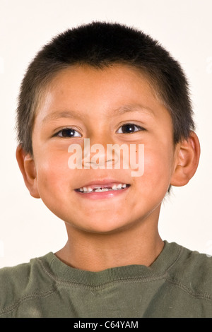 Süße junge 6-7 Jahr alter spanischer Junge mit zwei Vorderzähne fehlen Multi inter ethnische Vielfalt rassisch verschiedenen multikulturellen kulturelle interracial Stockfoto