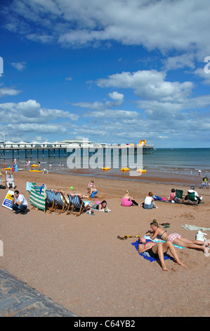 Blick auf Strand und Pier, Paignton, Tor Bay, Devon, England, Vereinigtes Königreich Stockfoto