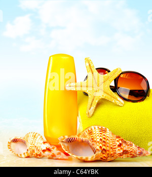 Sommer-Ferien-Hintergrund, Strand-Objekte auf dem Sand, Spaß Reisekonzept Stockfoto