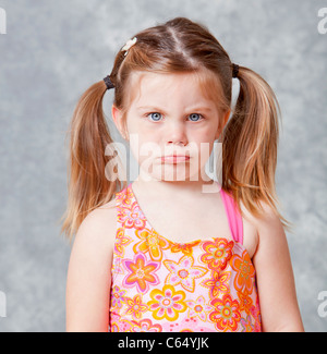 Kleines Mädchen mit Schmollmund auf ihrem Gesicht im studio Stockfoto