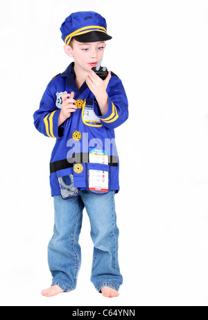 Preschool Young Boy in Polizei Kostüm isolierten auf weißen Hintergrund Stockfoto