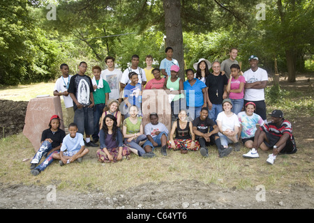 Aufhellung der Brightmoor Nachbarschaft Sommerprojekt beschäftigt Jugend und einer internationalen Gruppe von Freiwilligen in Detroit, MI Stockfoto