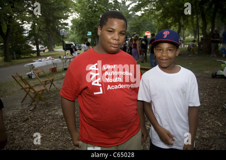 Porträt von zwei Jungen aus dem heruntergekommenen Brightmoor Abschnitt von Detroit, MI bei einem Gemeinde-Picknick in diesem innerstädtischen Viertel. Stockfoto